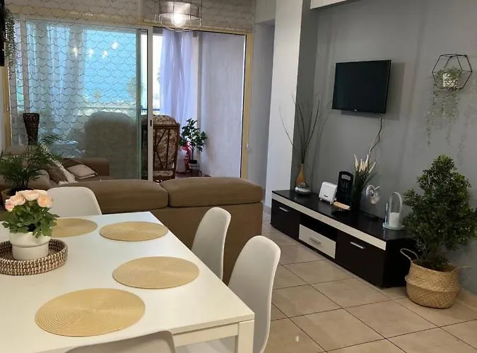 Carisa Hostal Lárnaca